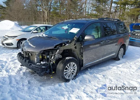 2016 Toyota Sienna Xle 8 Passenger z USA, uszkodzony, nr VIN 5TDYK3DC5GS748804